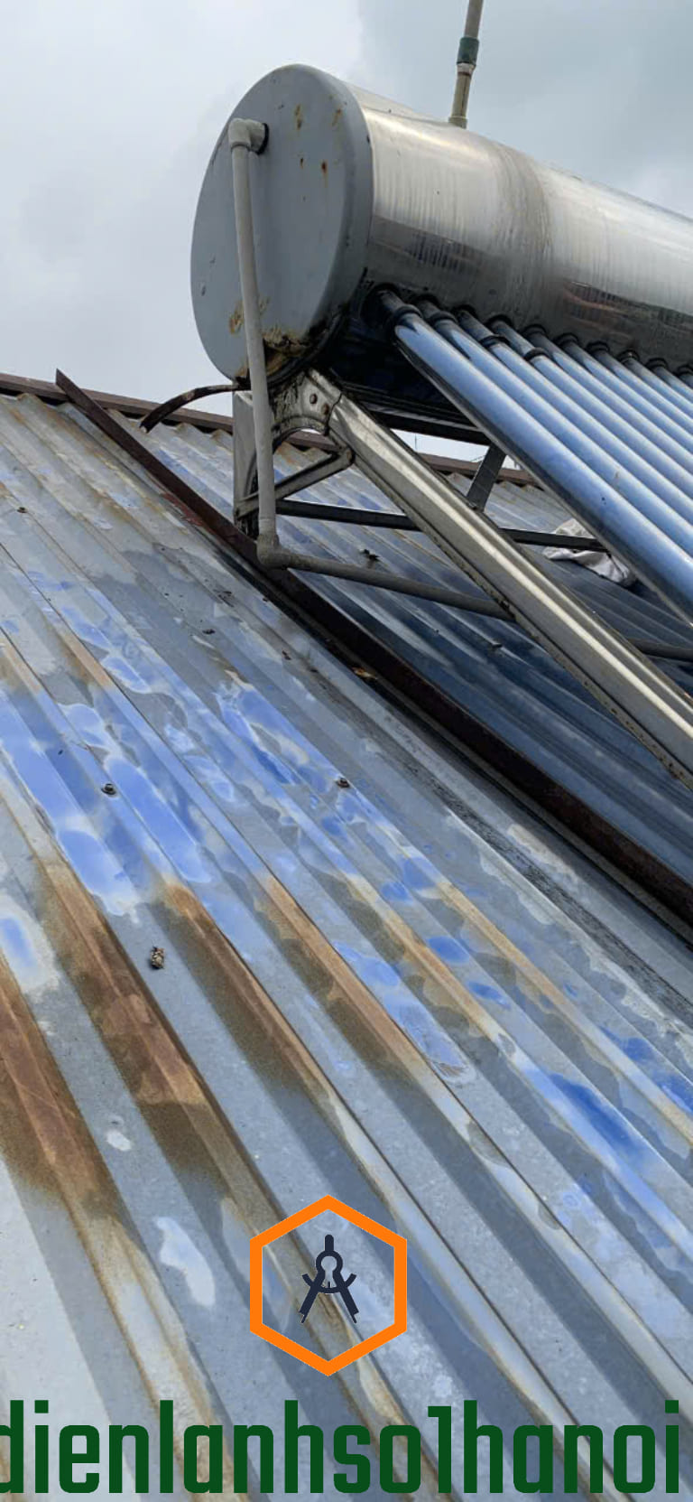 Dịch vụ sửa bình năng lượng mặt trời chảy yếu tại Hà Nội